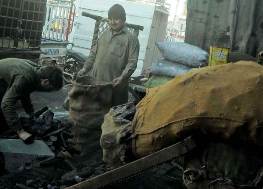 لاہور: موسم سرما میں بڑھتی مانگ کے باعث مزدور کوئلہ فیکٹری ..