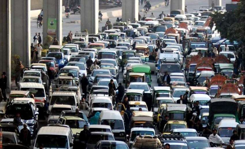 راولپنڈی: مری روڈ پر ٹریفک جام کا منظر۔