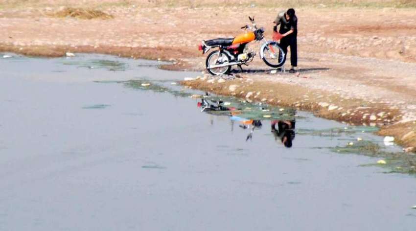 راولپنڈی: ایک شہری کھڑے پانی سے موٹر سائیکل دھونے میں مصروف ..
