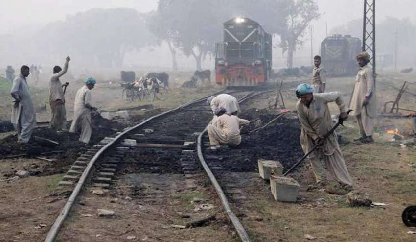 لاہور: ریلوے کے مزدور باجا لائن کے قریب ٹریک کی مرمت میں ..