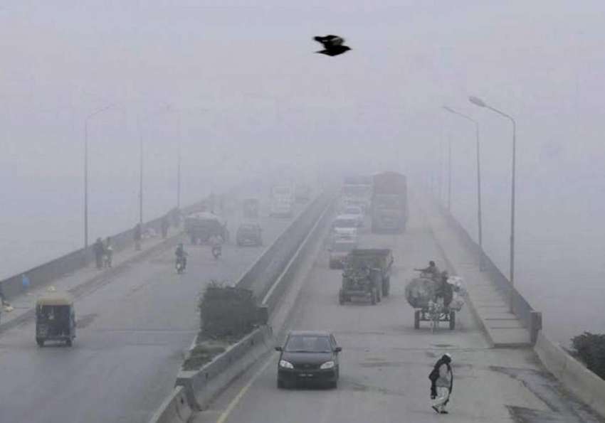 لاہور: شہر میں صبح کے اوقات میں پڑنے والی شدید دھند کا منظر۔
