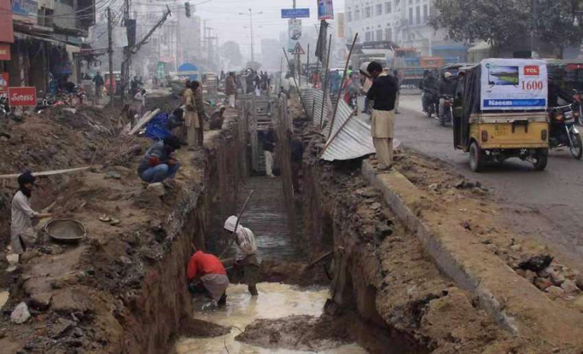 لاہور: لکشمی چوک میں تعمیراتی منصوبے پر کام جاری ہے۔