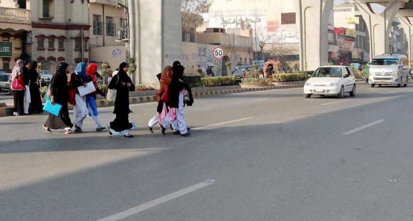 راولپنڈی: مری روڈ پر طالبات خطرناک انداز سے روڈ کراس کر رہی ..