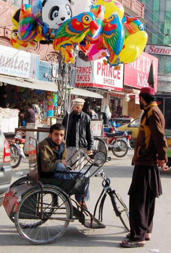 راولپنڈی: ایک معذور شخص اپنی مخصوص سائیکل پر غباری فروخت ..