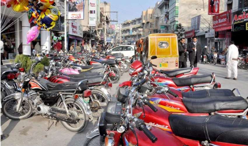 راولپنڈی: چاندنی چوک کمرشل مارکیٹ میں کھڑے نو پارکنگ میں ..