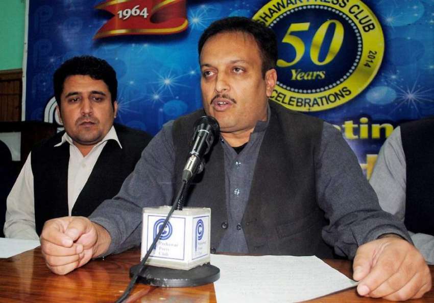 پشاور: پجگی کے سابق ناظم ملک جمیل پریس کانفرنس سے خطاب کر ..
