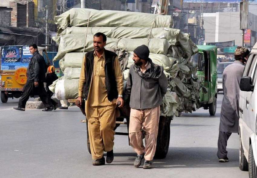 راولپنڈی: گنجمنڈی میں دو مزدور ریڑھے کے ذریعے سامان گودام ..