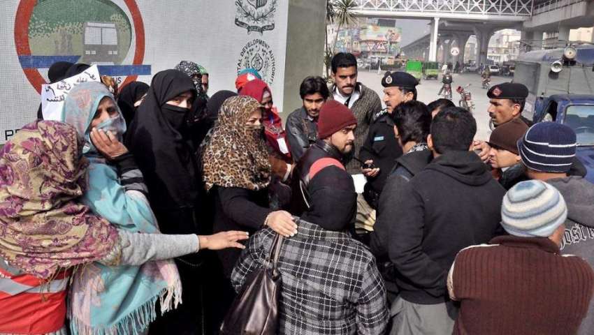 راولپنڈی: انسداد ڈینگی کے لیے کام کرنیوالی خواتین کے احتجاج ..