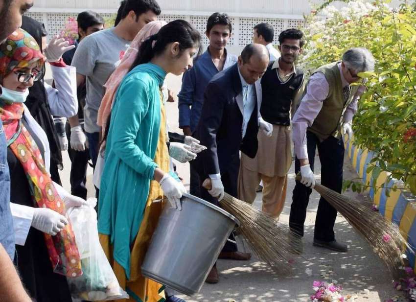 حیدر آباد: لمس کے پروفیسر اور طلباء صفائی مہم کے سلسلے یونیورسٹی ..