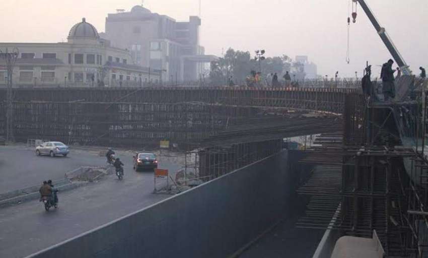 لاہور: صدیق ٹریڈ سنٹر کے سامنے فلائی اوور کے منصوبے پر تعمیراتی ..