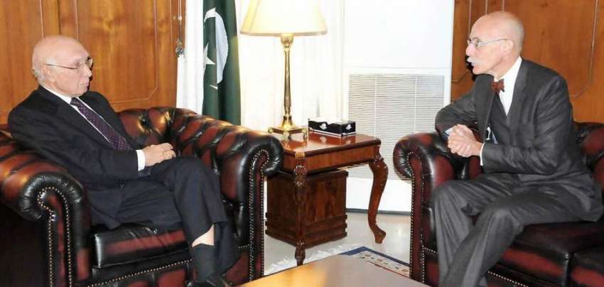 اسلام آباد: وزیر اعظم کے مشیر برائے خارجہ امور سرتاج عزیز ..