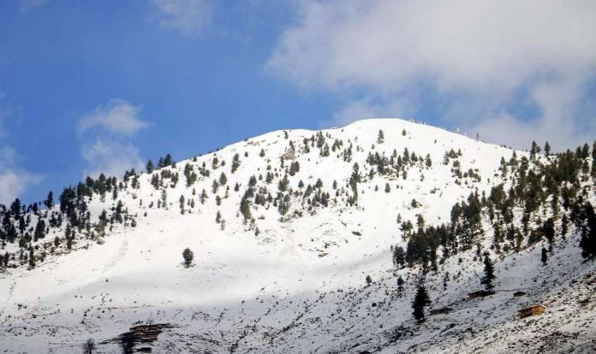 نیلم: سیاحتی مقام کیل کی پہاڑیوں پر برف باری کے بعد وادی ..