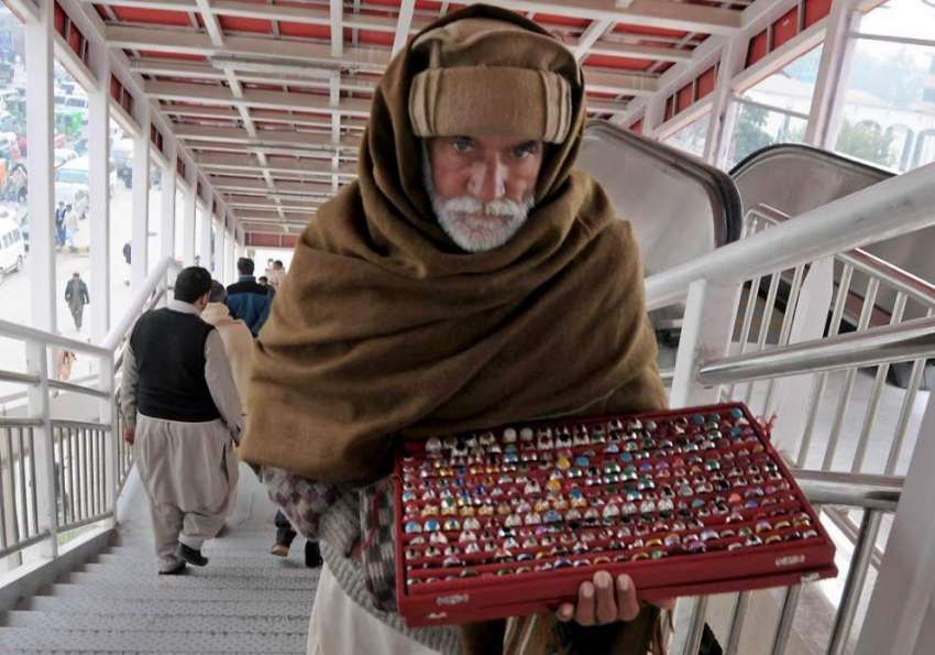 راولپنڈی: ایک معمر شخص میٹرو سٹاپ پر انگوٹھیاں فروخت کر ..