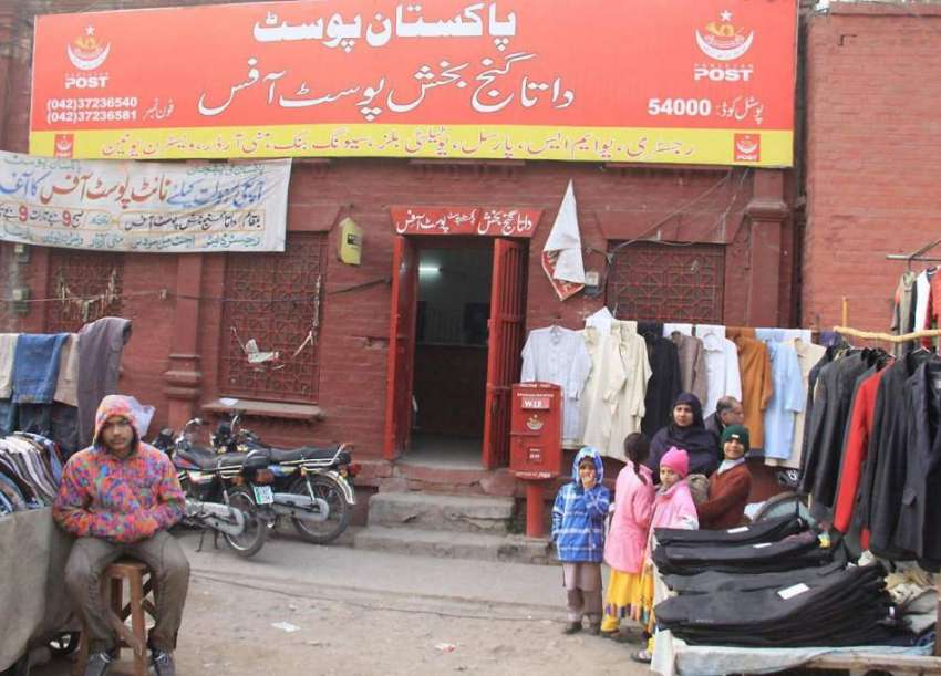 لاہور: داتا گنج بخش پوسٹ آفس کے باہر دکانداروں نے تجاوزات ..