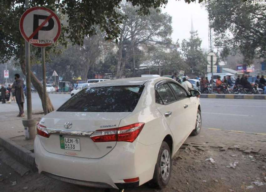 لاہور: مال روڈ فٹ پاتھ پر نو پارکنگ بورڈ آویزاں ہونے کے باوجود ..