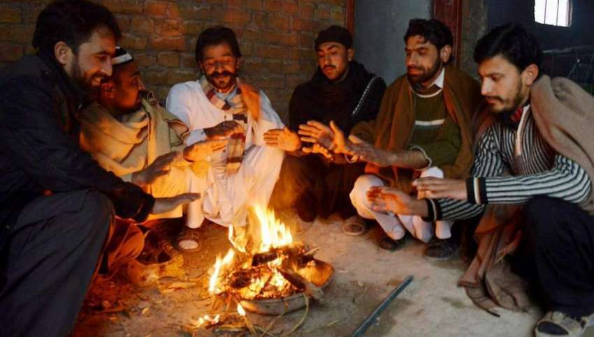 پشاور: صوبائی دارالحکومت میں سردی کی شدید لہر کے باعث شہری ..
