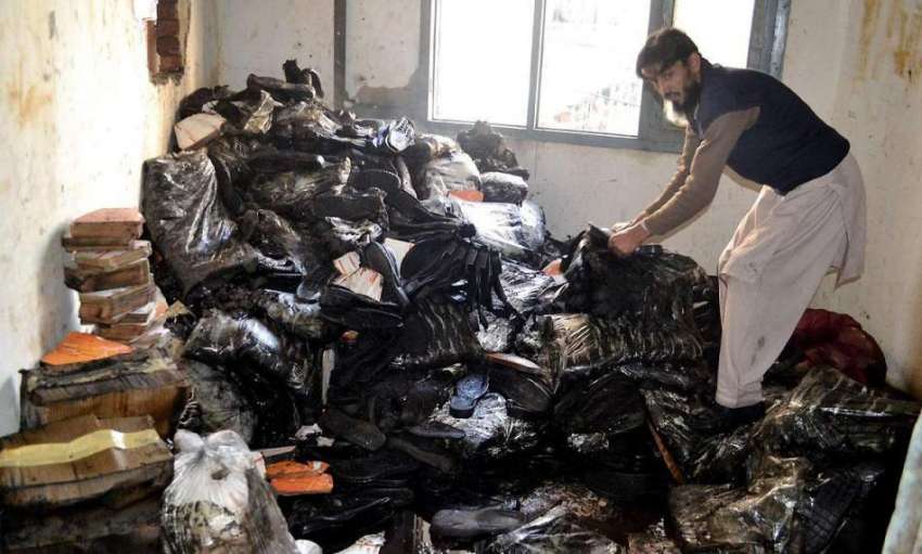 پشاور: جنگی محلے میں آگ سے متاثرہ مارکیٹ میں دکاندار ملبہ ..