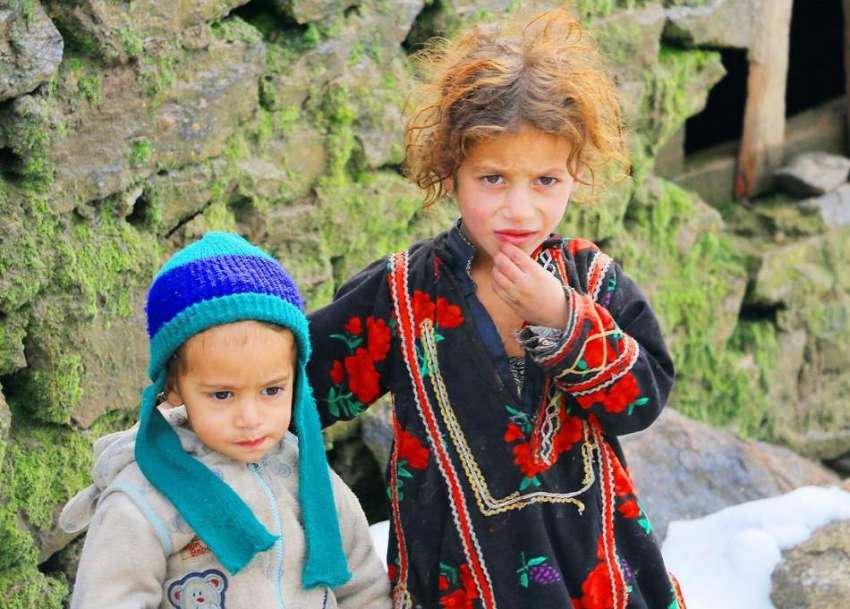 مظفر آباد: برف باری اور اور سخت سردی کے باوجود کیل کے بچے ..