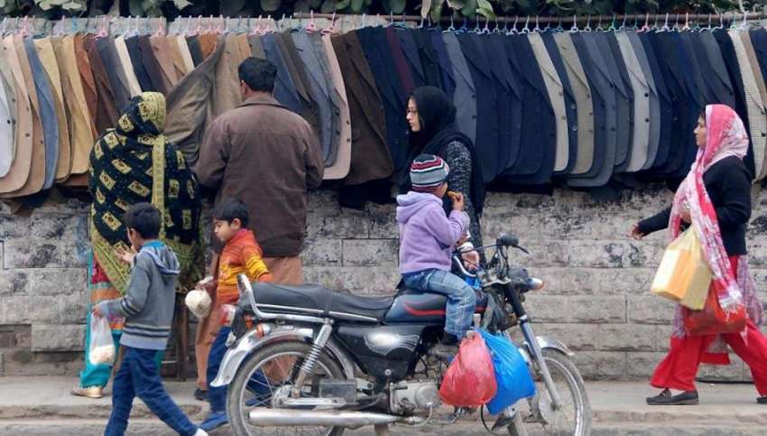راولپنڈی: شہری گرم کوٹ پسند کرنے میں مصروف ہیں۔
