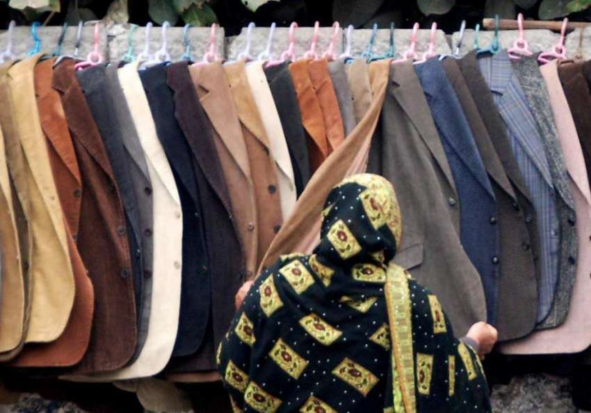 راولپنڈی: ایک خاتون گرم کوٹ پسند کر رہی ہے۔