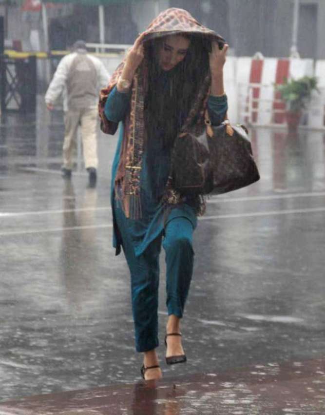 لاہور: خاتون رکن اسمبلی بارش کے دوران پنجاب اسمبلی کے اجلاس ..