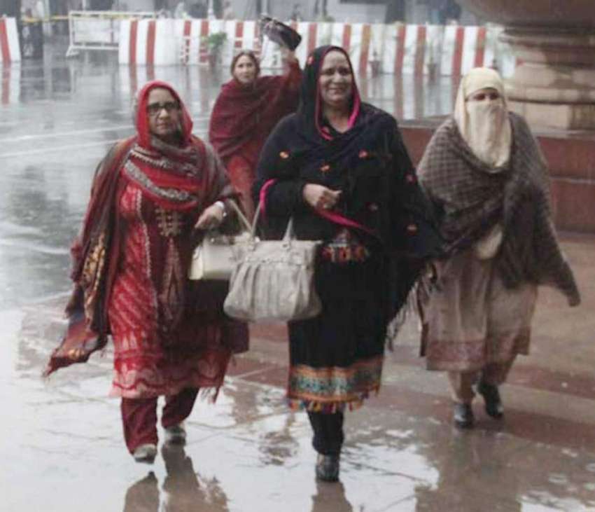 لاہور: خواتین ا رکن اسمبلی بارش کے دوران پنجاب اسمبلی کے ..
