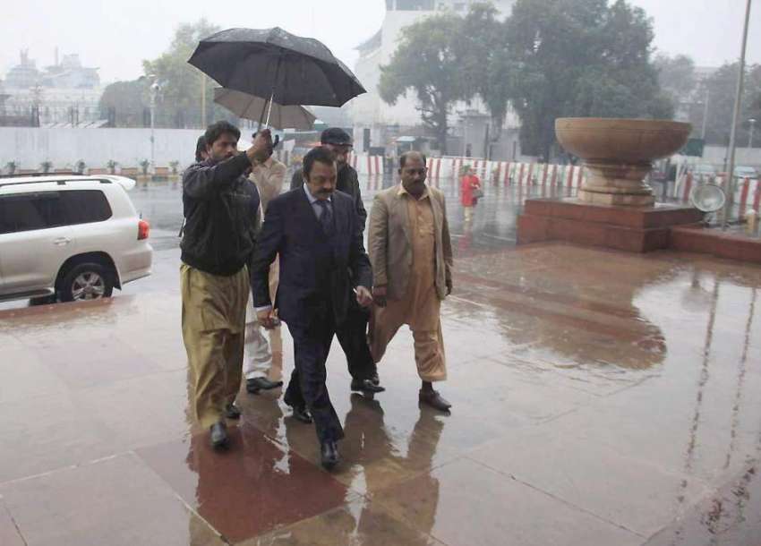 لاہور: صوبائی وزیر قانون رانا ثناء اللہ بارش کے دوران پنجاب ..