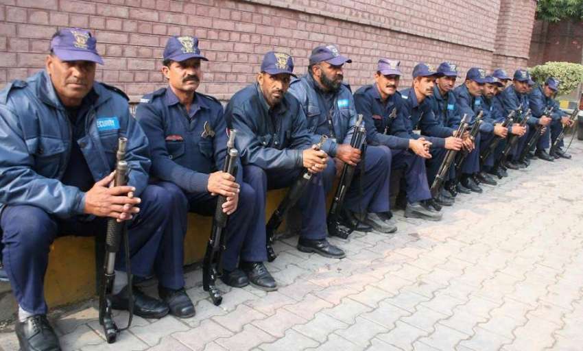 لاہور: پولیس لائنز قلعہ گجر سنگھ میں سکیورٹی گارڈز کو دہشت ..
