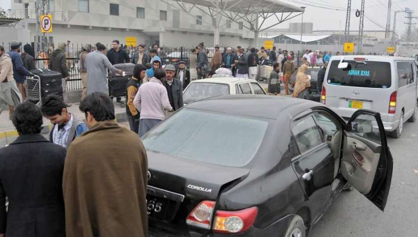 راولپنڈی: بے نظیر ایئرپورٹ کے باہر مناسب سہولیات نہ ہونے ..