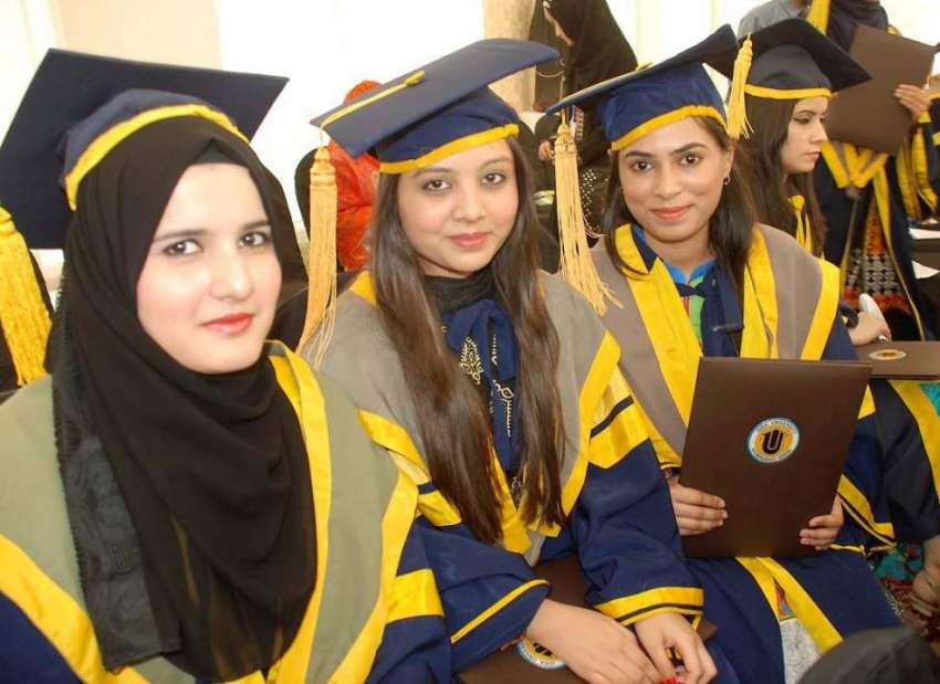 حیدر آباد: اسریٰ یونیورسٹی کے کانووکیشن 2016ء میں شریک طالبات۔
