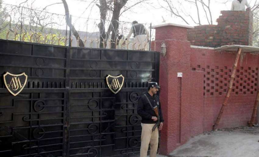 لاہور: کوئین میری کالج کے باہر ایک پولیس اہلکار الرٹ کھڑا ..