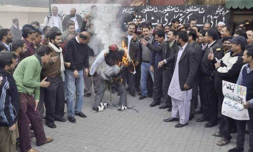 لاہور: پی آئی اے کی مجوزہ نجکاری کے خلاف احتجاج کے دوران ..