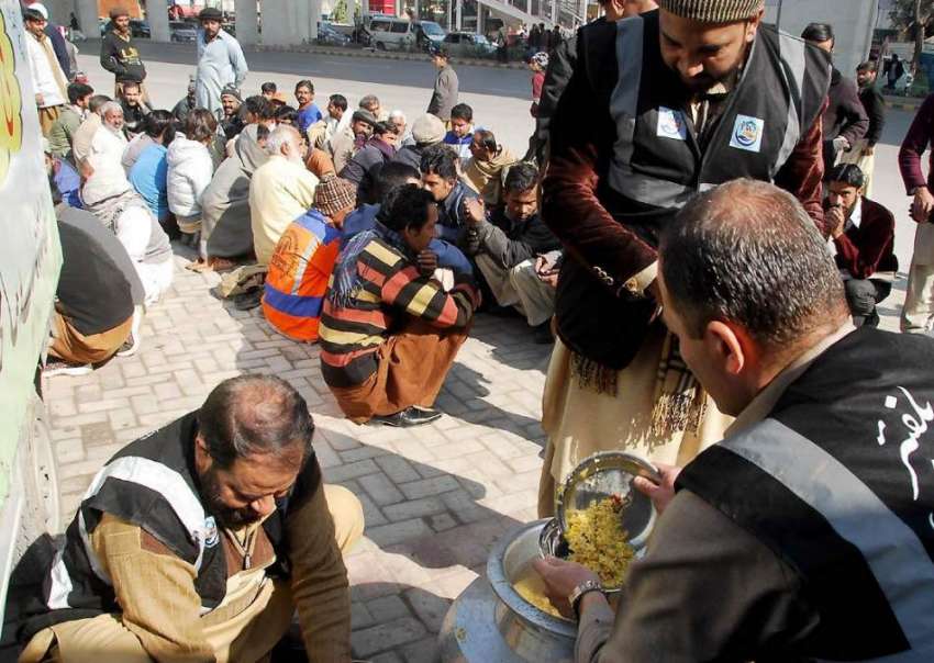 راولپنڈی: لیاقت باغ کے قریب مستحق افراد کو کھانا کھلایا ..