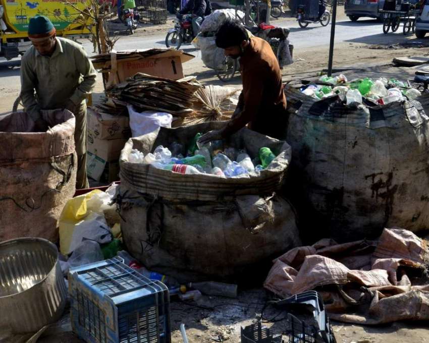 لاہور: خانہ بدوش افراد پلاسٹک کی بوتلیں بیچنے کے لیے اکٹھے ..