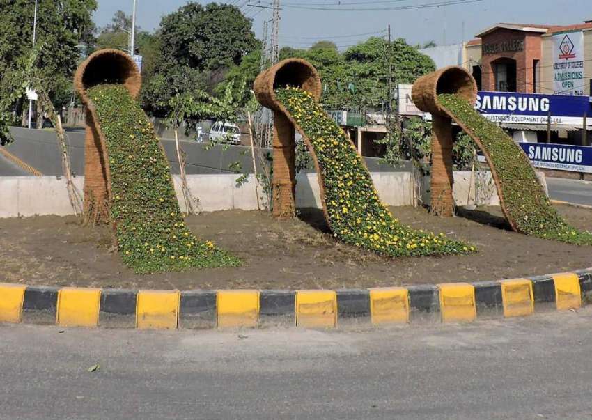 لاہور: پی ایچ اے کی جانب سے جیل روڈ پر آبشار کی طرح پودوں ..