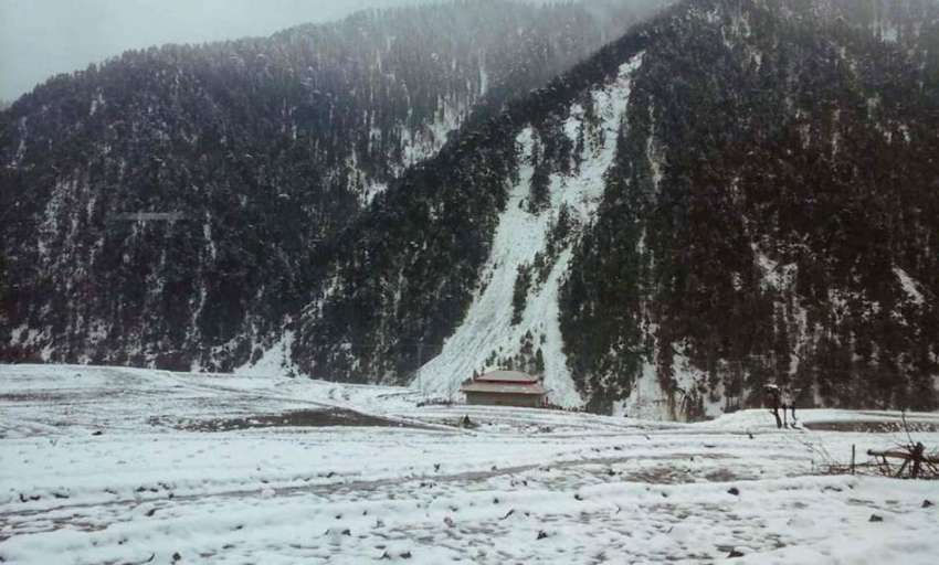 مظفر آباد: سیاحتی مقام وادی لیپہ کو برف کی چادر نے لپیٹ رکھا ..