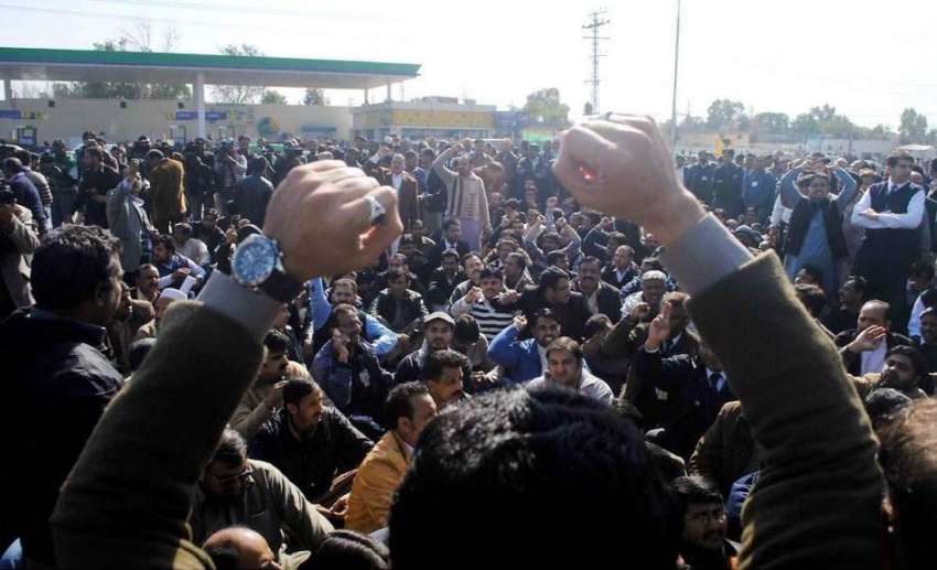 راولپنڈی: پی آئی اے ملازمین ایئر پورٹ کے باہر احتجاج کر رہے ..
