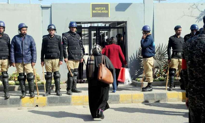 راولپنڈی: ایئر پورٹ انتظار گاہ کے باہر پولیس اہلکار الرٹ ..