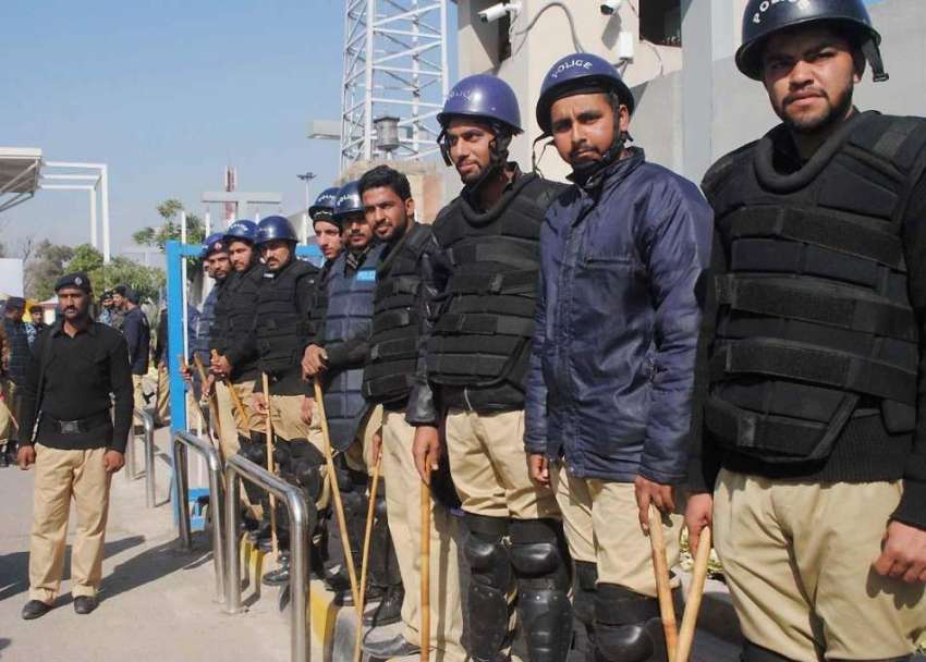 راولپنڈی: پی آئی ملازمین کے احتجاج کے دوران پولیس اہلکار ..