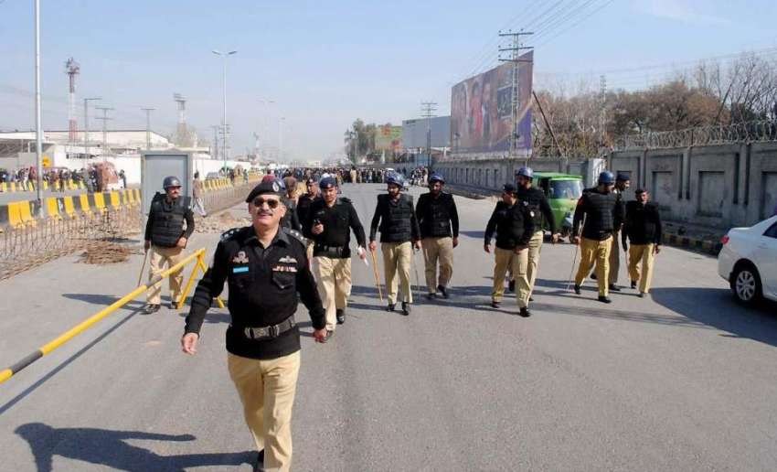 راولپنڈی: پی آئی ملازمین کے احتجاج کے دوران پولیس اہلکارایئر ..