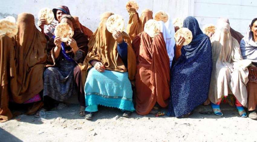 پشاور: گنڈا مار خواتین حیات آباد پولیس کے خلاف احتجاجی مظاہرہ ..
