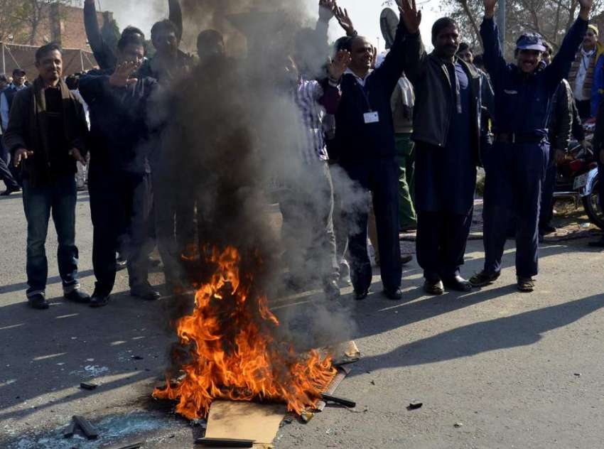 لاہور: پی آئی اے ملازمین پی آئی کی نجکاری کے خلاف احتجاج ..