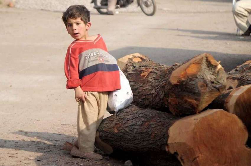 راولپنڈی: ایک کمسن افغان بچہ کھیل کود میں مصروف ہے۔