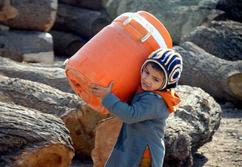 راولپنڈی: کولر اٹھائے ایک کمسن بچہ کھیل کود میں مصروف ہے۔