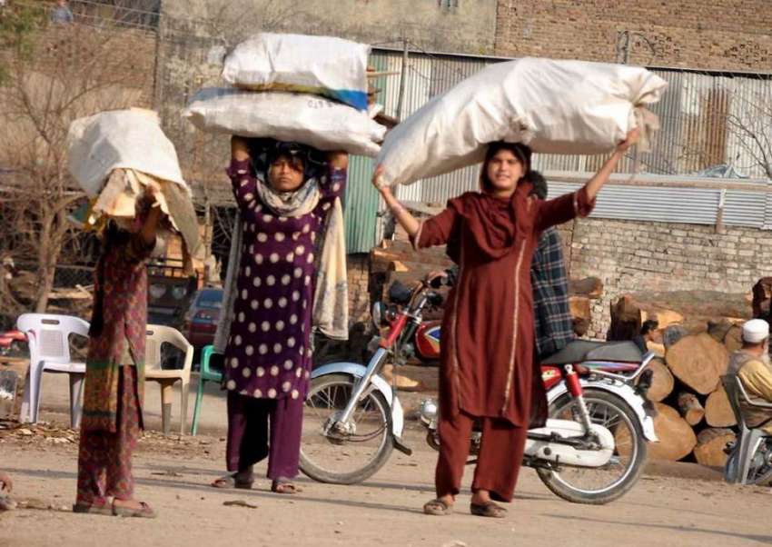 راولپنڈی: گیس لوڈ شیڈنگ کے باعث خواتین لکڑیاں خریدنے کے ..