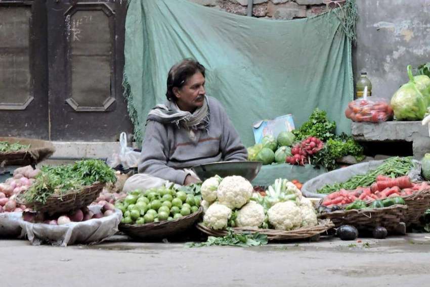 لاہور: ایک سبزی فروش دکان سجائے گاہکوں کا انتظار کر رہا ہے۔