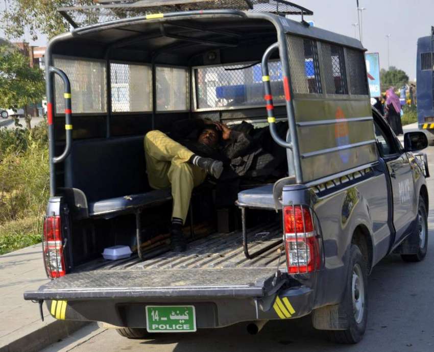 لاہور: پولیس اہلکار دوران ڈیوٹی پولیس وین میں سو رہا ہے۔