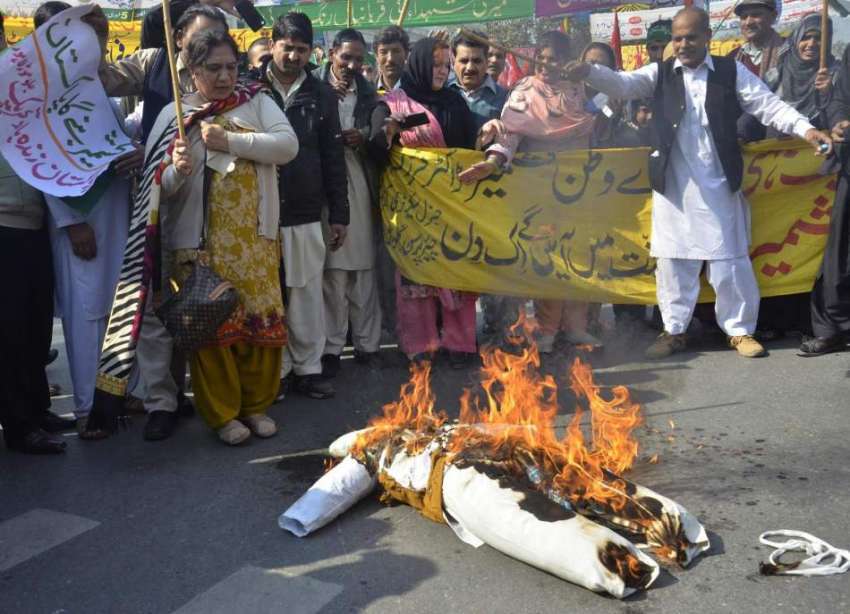 لاہور: 5فروری کشمیریوں سے یکجہتی کے لیے نریندر مودی کا پتلا ..