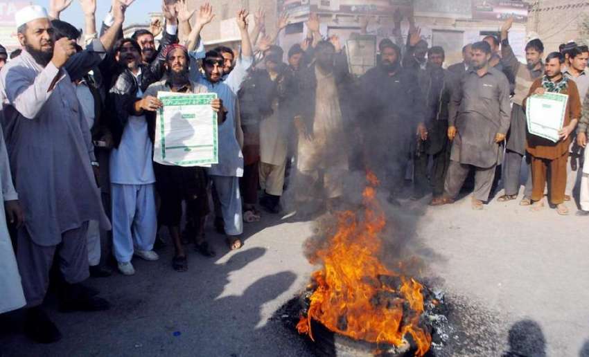 پشاور: ٹرانسپورٹر جی ٹی روڈ پر ناجائز ٹیکسوں کے خلاف ٹائر ..