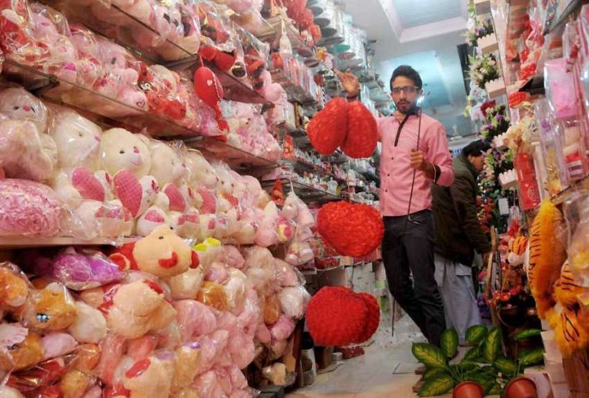راولپنڈی: ویلنٹائن ڈے کے حوالے سے ایک دکاندار سامان سجانے ..